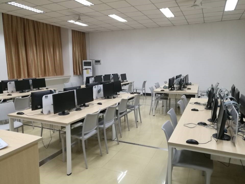 信息化教學條件的優化 計算機軟硬件及輔助設備零售的啟示
